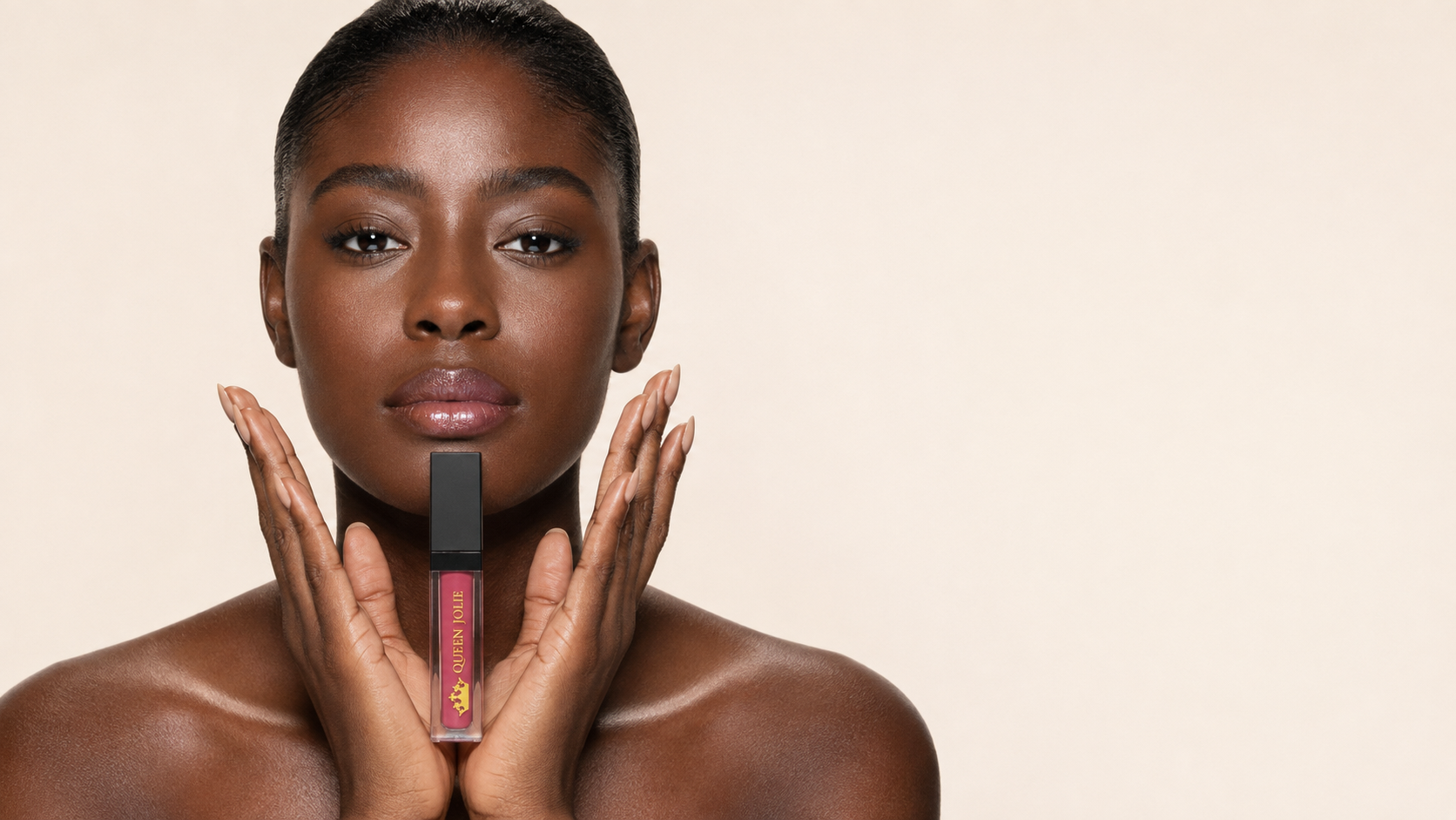 Portrait beauté Queen Jolie avec un Lumilips Crown Berry